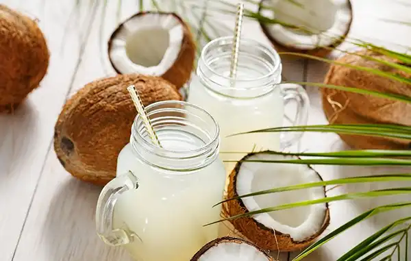 خواص آب نارگیل در طب سنتی برای لاغری و مضرات آن