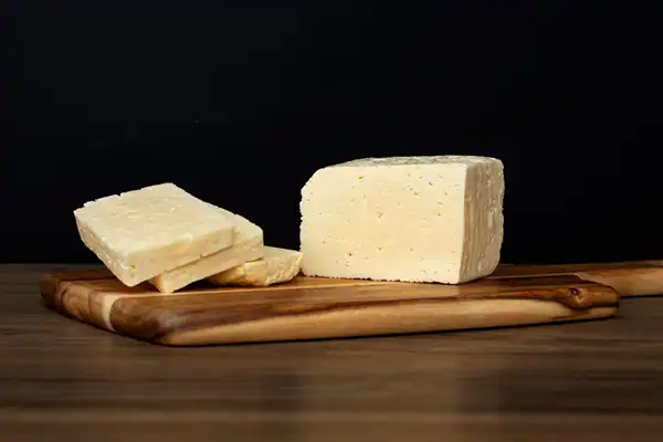 خواص پنیر لاکتیکی در طب سنتی برای لاغری و مضرات آن