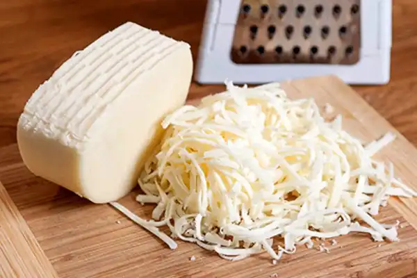 خواص پنیر پیتزا در طب سنتی برای لاغری و مضرات آن